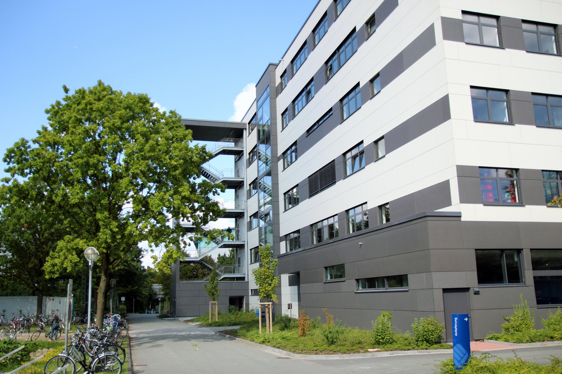 Auf dem Bild sieht man das Fachhochschulzentrumgebäude von außen an einem sonnigen Tag